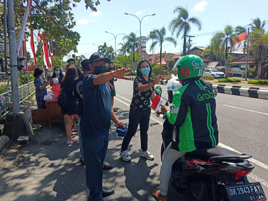 Giat Pembagian 100 Box Makanan dan Masker di Depan Kantor Camat Kuta Selatan. Yang Dikoordinir oleh Bapak Camat Kuta Selatan dan Dibantu Oleh Ibu Kasi PEM Kecamatan Kuta Selatan dan Staf Trantib Kuta Selatan.